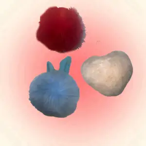 Tre fluffiga nyckelringar i olika former :) ett hjärta och två bollar, en av de har öron