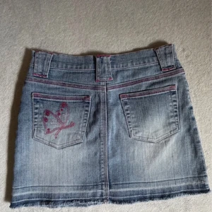 Jeanskjol - Super fin jeanskjol med detalj på bakfickan! Aldrig använd💕 Tryck gärna på köp nu❤️