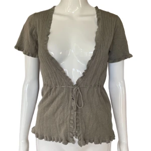 Kofta  - En fin kortärmad kofta. Från Soyaconcept, storlek Small. Svårt att ta mått pågrund av passformen. Färgen är ett snäpp mörkare i verkligheten. Dockan använder storlek XS. Bild tre visar ett litet fel. 