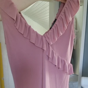Rosa volang tröja - Rosa tröja med volanger, från Gina. Inte använd många gånger❤️