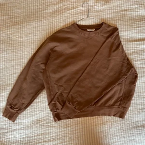 Brun weekday crewneck - Brun tjocktröja från Weekday. Storlek L. Gott skick. 