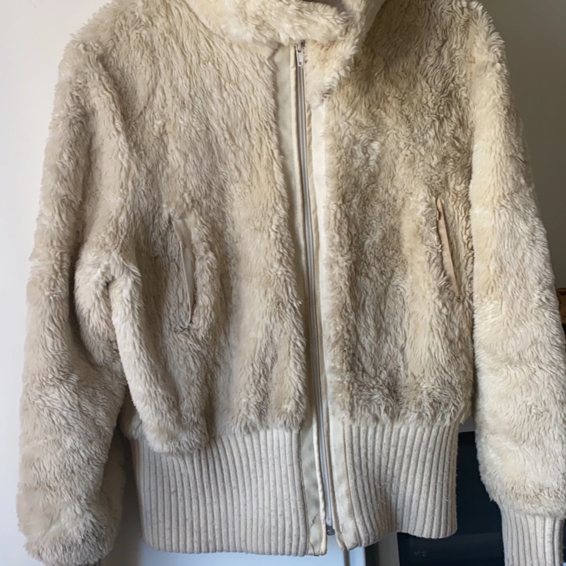 Välanvänd fluffig jacka (beige/cremevit) 