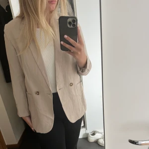 Linne kavaj - Beige linne kavaj perfekt i sommar🤩☀️💓 storlek 34 men är stor i storleken så skulle säga att den passar någon mellan XS-M beroende på hur man vill att den sitter🫶🏼🤍
