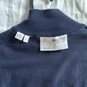 Selected homme halfzip  - Andvänd ett fåtal gånger  Skick 8/10  Köpt för 800kr Storlek M 
