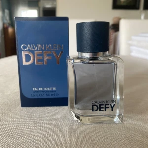 Calvin Klein Edt Defy - Vill du ha en perfekt vardaglig parfym nu under sommaren. Då passar denna parfym perfekt. Med inslag såsom bergamot och lavender får du den perfekta fräscheten som inte går att ogilla. 