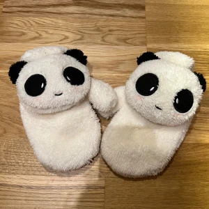 Kawaii lolita gulliga söta vantar tumvantar - Ett par söta pandavantar 🐼 köpta för flera år sedan (minns ej var) men aldrig blivit använda. Väldigt mjuka. 