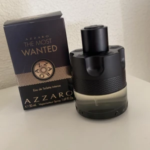 Azzoro the most wanted intense edt - En parfym som kan användas året runt med är mest riktad till vintern. Det finns 45 ml kvar i en 50 ml flaska. Boxen får man med. Om ni vill byta är det bara att höra av er direkt. Tveka inte. Hör av er vid minska fråga!