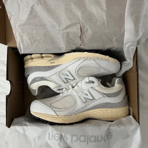 NYA New Balance - 2002R / Sneakers / Skor (Storlek 40, Vit) - Storlek 40. Mesh-ovandel med överlägg i läder. Nypris: 1849 kr - nya med prislapp kvar.