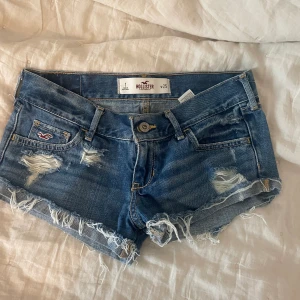Jeansshorts  - Säljer dessa jätte fina jeansshorts från hollister, jag säljer de då jag inte får så mycket användning av de. Pris kan absolut diskuetas!❤️❤️