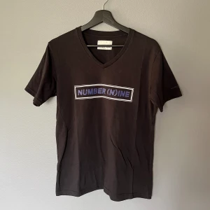 Number (N)ine Denim Tee - T shirt från n(n) denim. Väldigt bra skick, lite liten i storleken men passar mig bra 185cm. 
