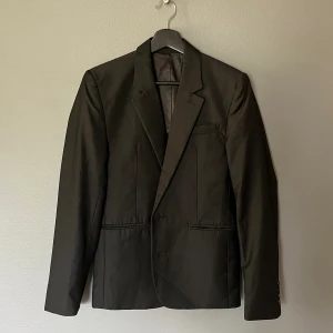 Number (N)ine AW06 Noir Blazer - Sjukt vacker kavaj från höstkollektionen 2006 av Takahiro Miyashita. Skicket är utmärkt för att ha nästan 20 år på nacken. Har passformen som en S.