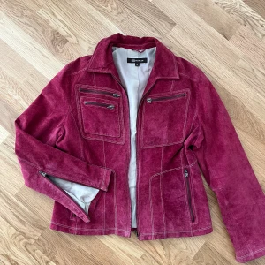 Vintage 90’s jacket - Ger snygg form  Sitter tight. Lite ”biker”style Härlig djup rosa färg Typ ”mocka” meterial