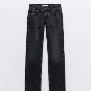 Zara straight full lenght jeans - Gråa jeans från zara som är raka och lågmidjade. Full lenght. Fint skick men säljer då de blivit för små🤍nypris 399kr mitt pris 199kr. 💞💞💞Midjemått rakt över: 37cm, Innerbenslängd: 77cm, Fotvidd: 18cm 