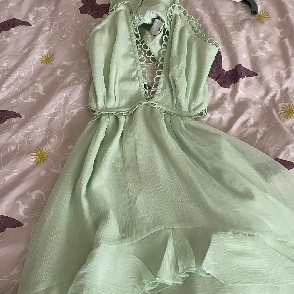 Ny mintgrön klänning från Asos som är Superfin på med massa volanger men svår att fota! Den är aldrig använd för jag har bytt stil tyvärr så hoppas den kan få en ny ägare💓. Klänningar.