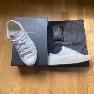 Saint-Laurent Malibu Canvas Sneakers  - Tja säljer mina riktigt feta Saint-Laurent skor i bra skick till ett bra pris! Allt og följer med! Skick: 9/10 ~ Pris: 1499kr ~ Nypris ≈ 7000kr ~ Storlek: 41,5 passar 42 ~ Vid intresse kontakta mig!
