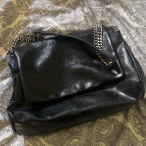 Zara väska - Säljer min jättefina väska från Zara, den är såå fin och rimlig, men kommer tyvärr inte till användning☺️som i nyskick