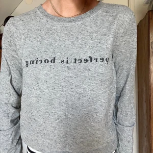 Sweatshirt  - Grå sweatshirt med tryck perfect is boring