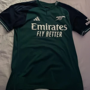 Arsenal tredjetröja - Nyskick inga skador köpte för drygt 1000 
