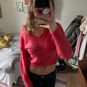 Rosa stickad mohair tröja - Så fin rosa stickad tröja i mohair blandning. V-ringas och stor i armarna! Jättebra skick!!💓