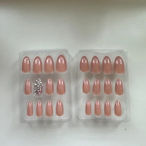 Lösnaglar  - Fina lösnaglar i beige rosa. De kommer i varierande storlekar 