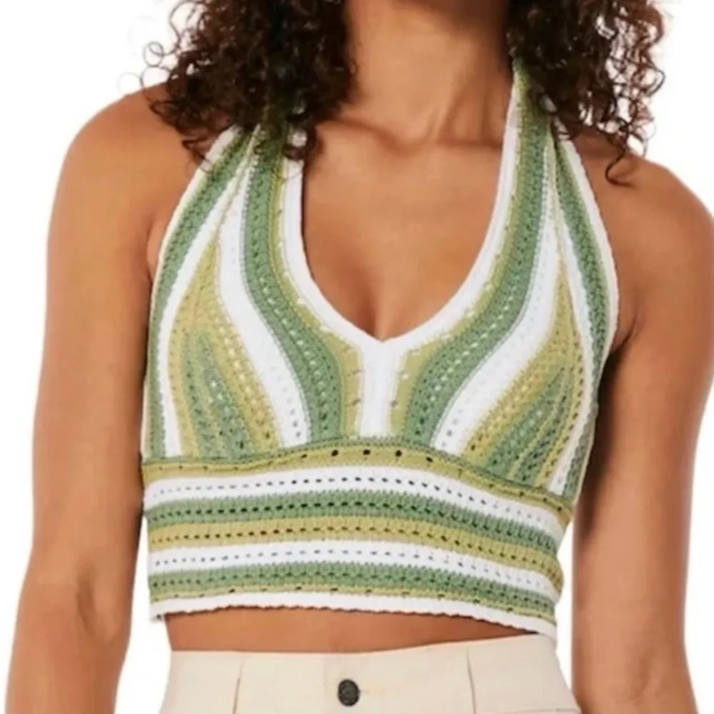 Jättefin crochet halter neck top från hollister, helt ny med prislapp! Exakt lika dan som Nicole har på sig i tsitp. Toppar.