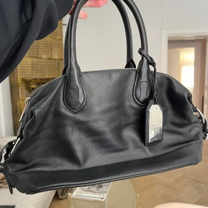 Ralph Lauren väska - Säljer min fina Ralph Lauren väska som inte kommer till användning.  Inga tecken på användning, helt utan repor, märken eller fläckar.