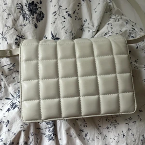 Fin väska från H&M - Rymlig, praktisk och snygg väska från H&M. Sparsamt använda så den är i nyskick💞💞 Priset går att diskutera vid snabb affär😊💕