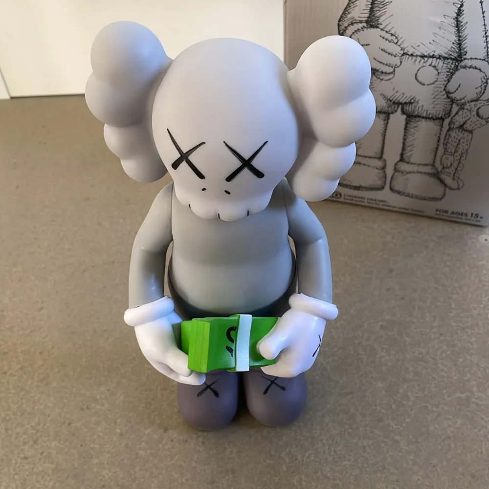 Kaws staty money 30 cm hög. Övrigt.