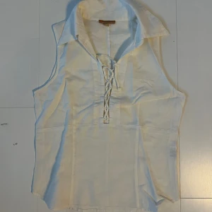 Vit topp - Fin vit topp med snörning 