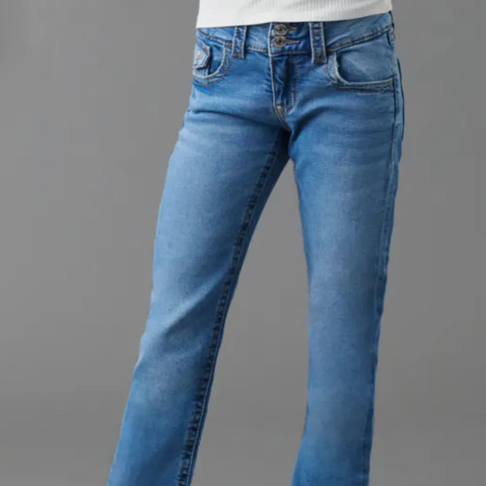 Säljer mina sånna jeans, kom privat för egna bilder. Säljer pga att de är försmå och använder inte längre, de är i väldigt gått skick och inte använda många gånger! 💗. Jeans & Byxor.