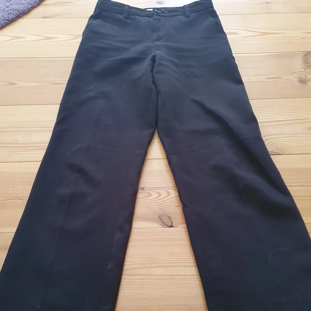 Svarta kostymbyxor från Lindex. Storlek 146 men passar även mig som har Xxs.💗💗. Jeans & Byxor.