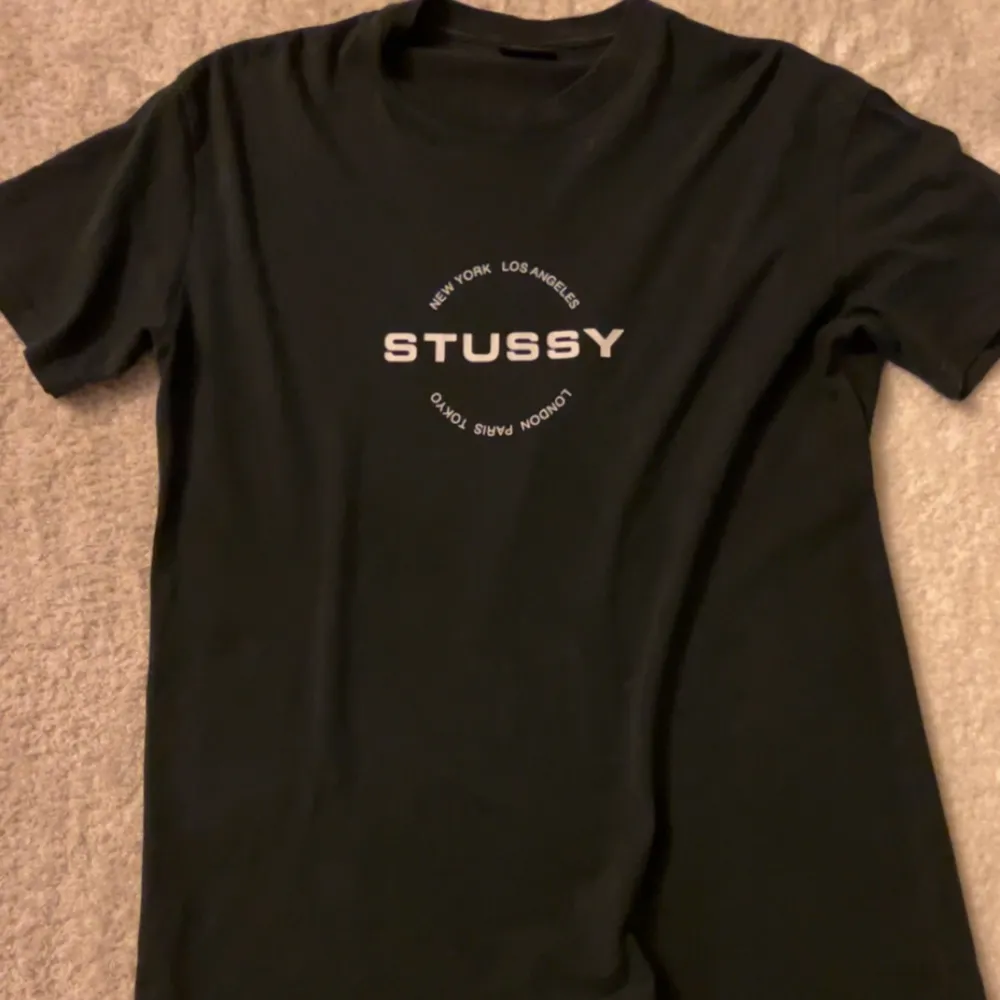 Tja, säljer min stussy t shirt som jag köpte av en kompis för 6 månader sen. Knappast använd. Passar som S men lite lång. Skriv privat om info, bilder eller pris. T-shirts.