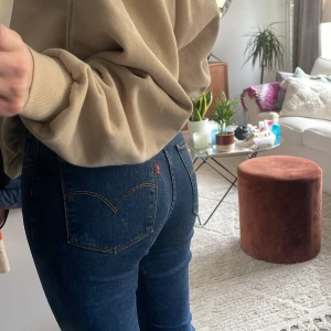 Levis jeans  - 725 high rise bootcut Levis jeans Storlek 26 Stretchiga. Passar mig som är storlek 34-36. Jag är 168 cm lång går hela vägen ner på mig.  Fint skick 