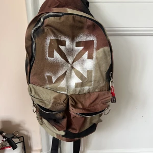 Off white ryggsäck - As fett off white ryggsäck!  Har knappt använt och den är äkta 