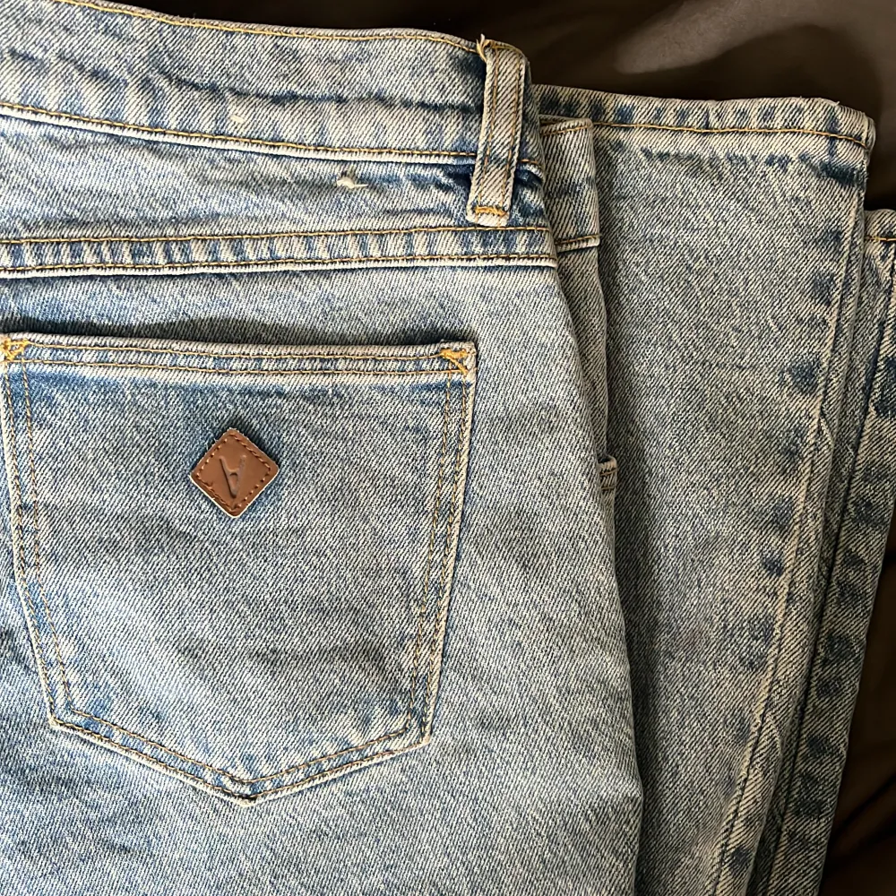 Säljer mina Abrand jeans, inte använda bara testade på Skriv till mig om du har frågor eller vill ha fler bilder 💞 Köpte för 999kr. Jeans & Byxor.