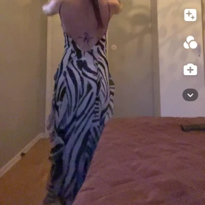 Klänning  - Nytt skick väldigt fin kläning inköpt för 599sek 