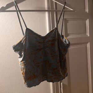 Färgglatt linne - väldigt gulligt sommarlinne tyvärr har jag inte fått möjlighet att använda de då jag köpte i fel stolek men de passar väldigt bra nu till sommaren☀️💞(de står på hemsidan att de är M i storlek men skulle själv säga xs)