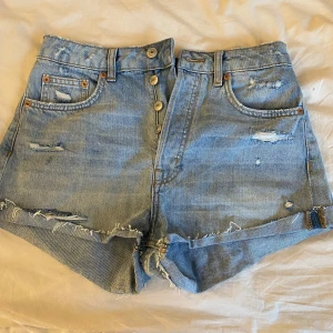Blåa jeansshorts  - Korta i modellen, bekväma och snygga.