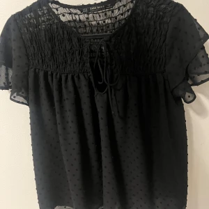 blus  - Säljer den här jätte fina blusen från zara, utan några defekter. Pris kan diskuteras💕