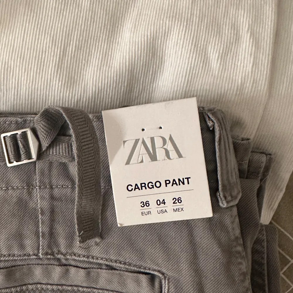 Säljer dessa populära byxor från zara då jag beställt två storlekar. Byxorna har rämmar där bak så man kan justerar midjan😍. Jeans & Byxor.