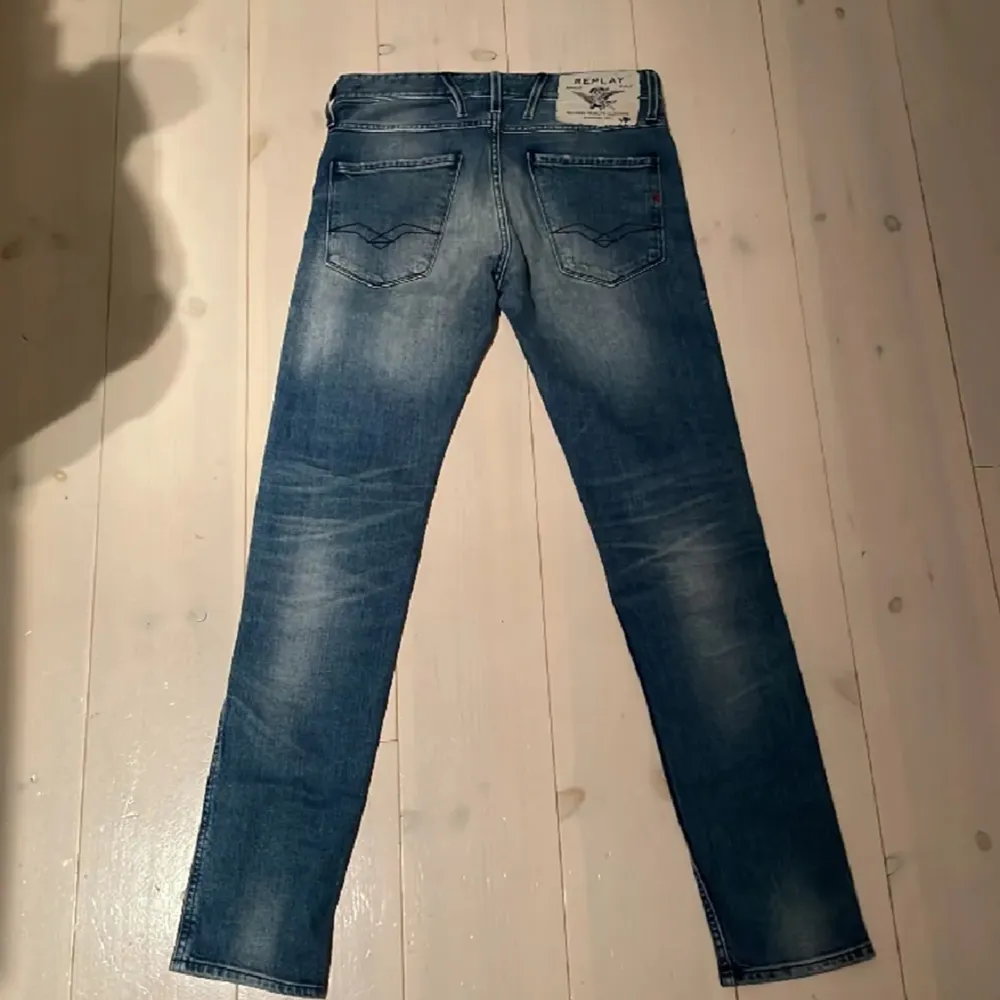 Tja, säljer nu dem här feta Jeansen som är från Replay modellen heter Anbass och sitter slim fit👌🏽Köpte dem för 1599kr på jeansbolaget och säljer dem nu för 599kr✅ Pris är självklart inte hugget i sten:) Hör av er vid minsta lilla fråga👍🏽🙂. Jeans & Byxor.
