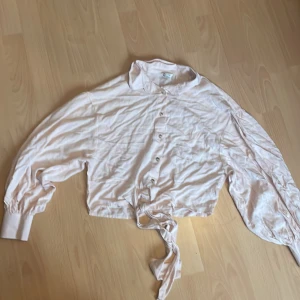 skjorta  - aldrig använd, vill bara få bort den så snabbt som möjligt, behöver strykas.