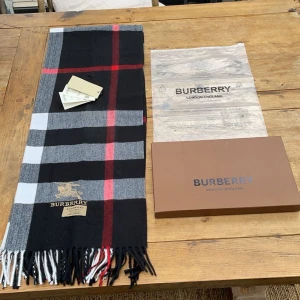 Burberry halsduk - Burburry halsduk, allt og kommer med, 100 Kashmir, skitsnyggt att matcha till en nice outfit, kom med frågor och funderingar om det är så att man har några