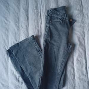 Jeans med flare från Lindex, oräker på storlek men ligger runt s-m