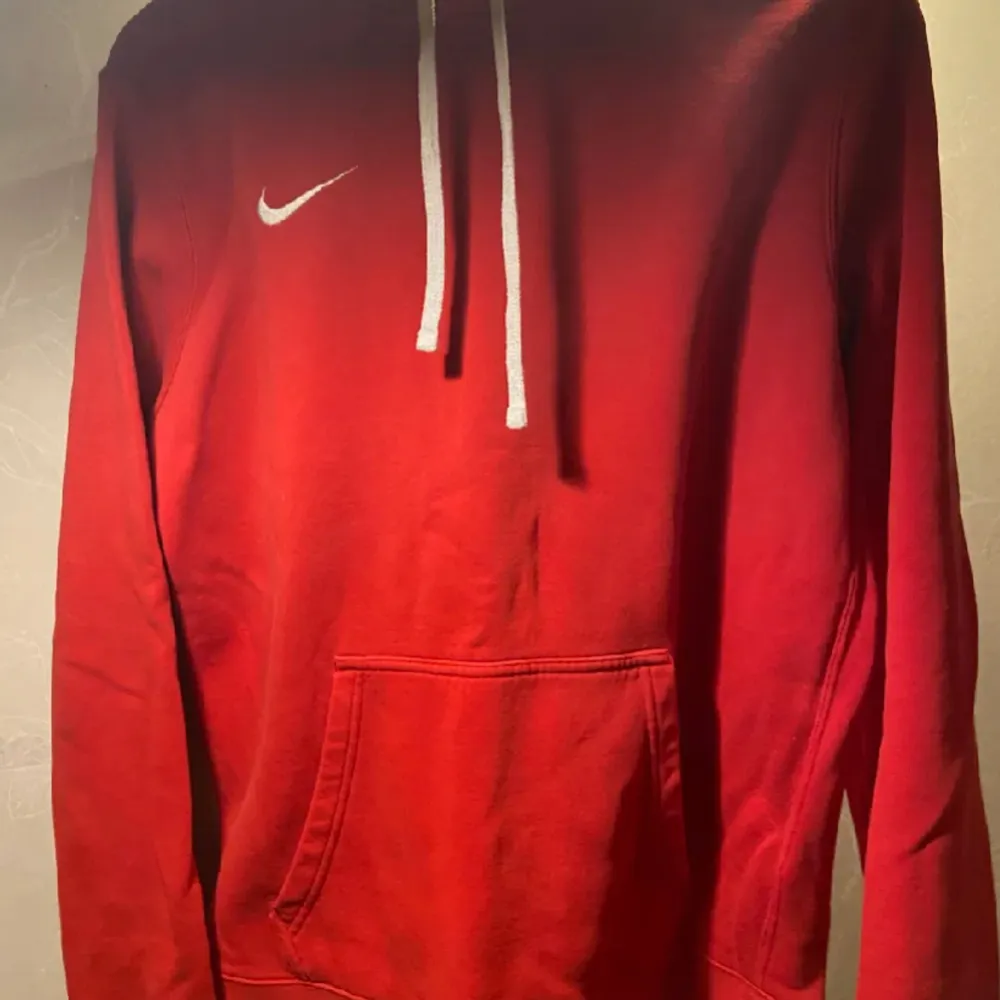 En röd Nike hoodie i stl S. Hoodies.