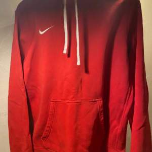 En röd Nike hoodie i stl S
