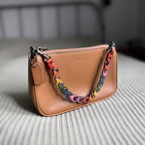 Nolita 19 camel leather Coach cluch - Original skinn kluch från Coach.  Med två inner kortfack.  Skinn lining och färgglad strap. 