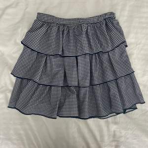  Denna populära slutsålda volang kjol från Zara. Fint skick, inga tecken på användning!💕💕