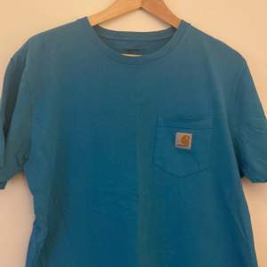 En blå tshirt från carhartt i stl M. 