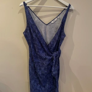 Omlottklänning – & Other Stories - Använd en gång! Skriv om du har frågor💝